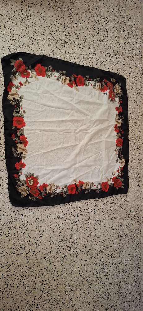 Foulard carré blanc cassé avec des fleurs rouge