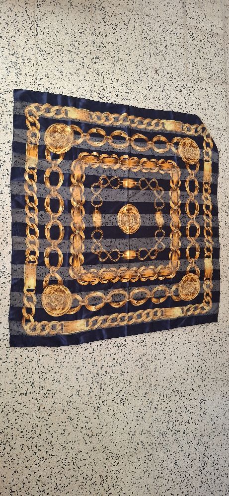 Foulard en soie bleu marine