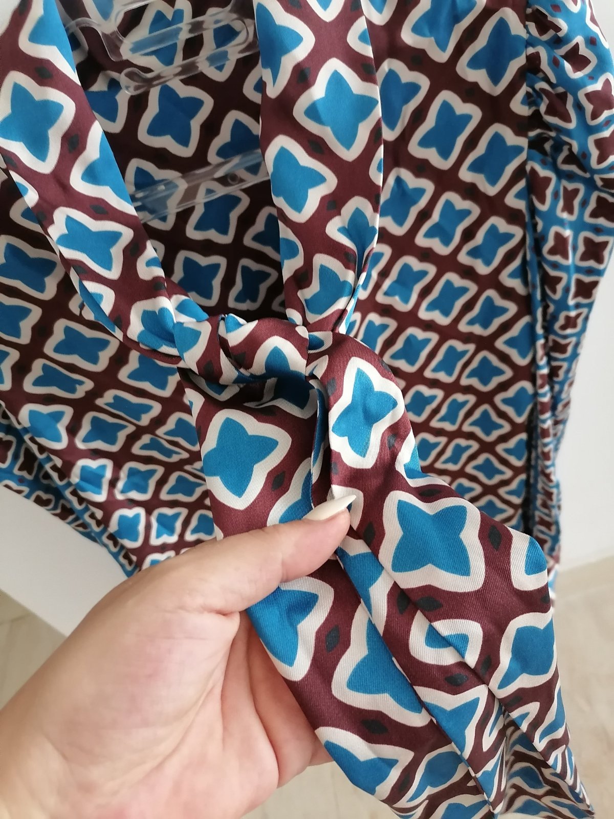 Très, belle chemise manches longues satin très fluide 