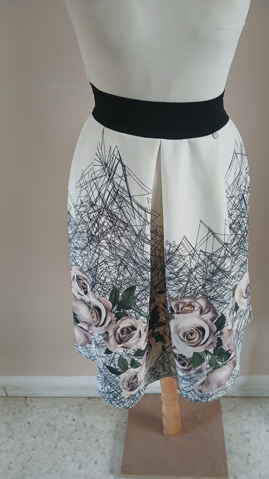 Jolie Jupe, floral, bon qualité, chic, la taille 36,38 