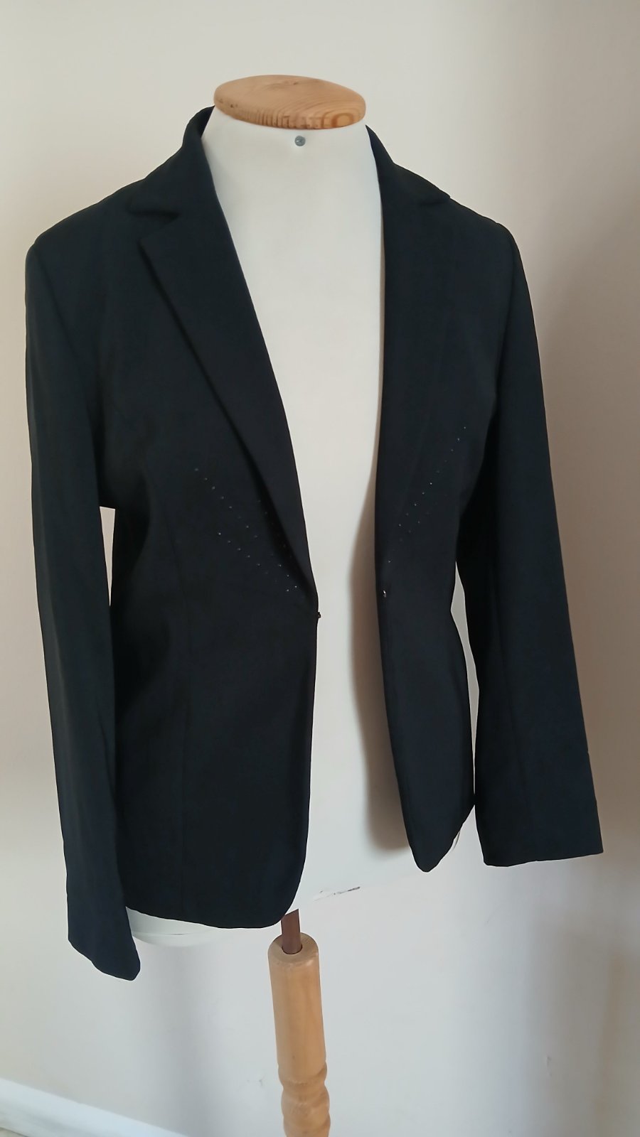 Vest noire, jdida w ndhifa, la taille 38,40 