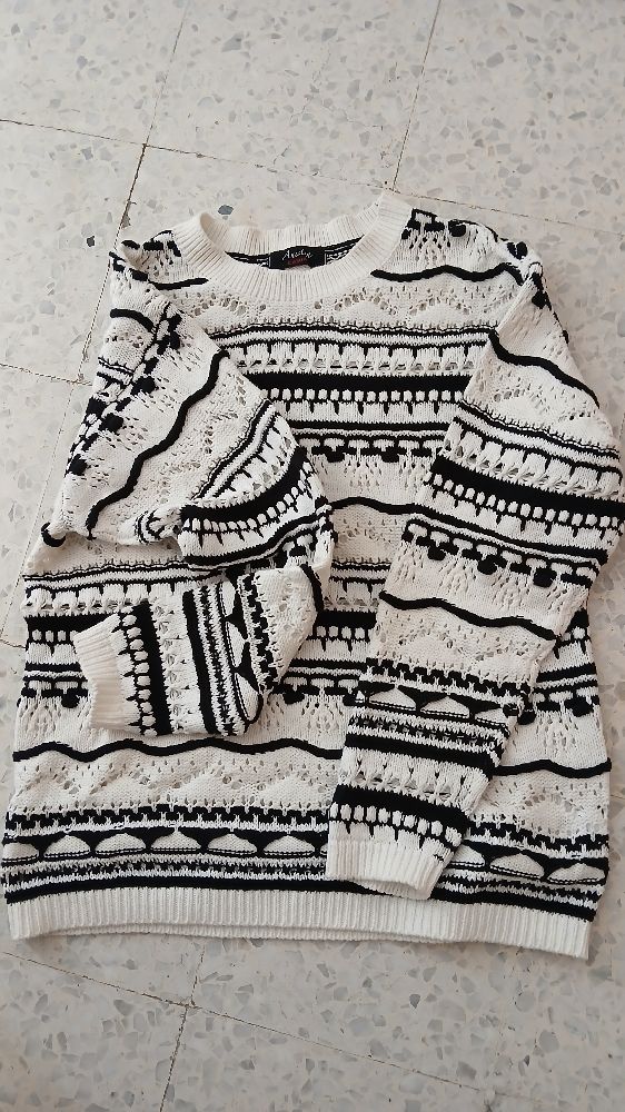 Pull laine, yfata9,jdid barcha,fih des détails 3la 9rib ma7lehom,couleur noire et blanc, mwaher barcha,ylabes 38,40 