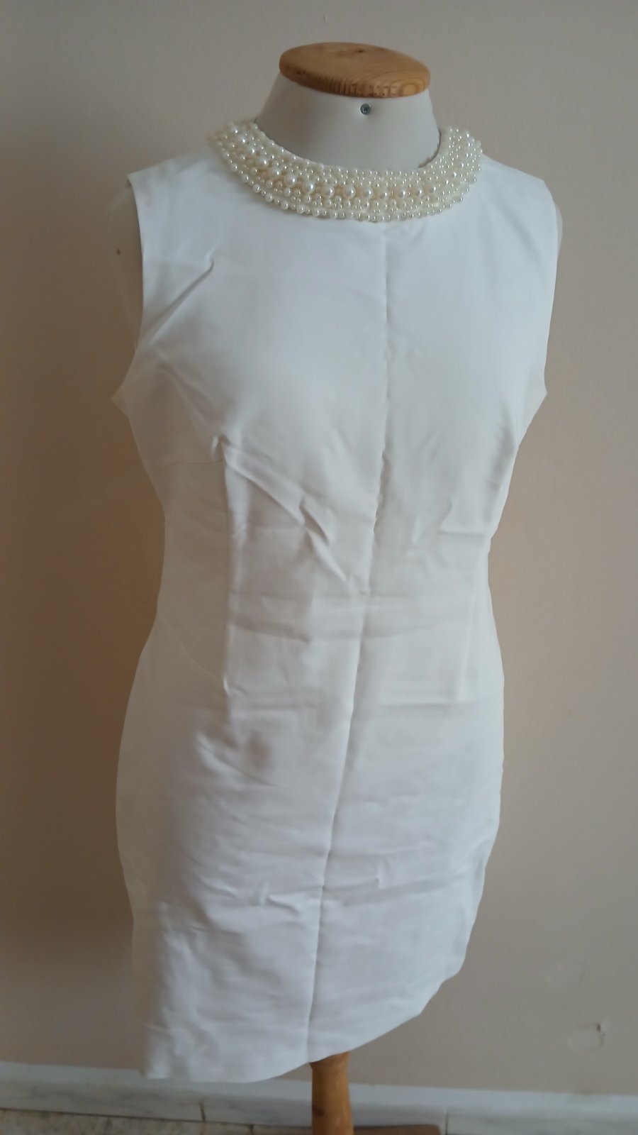 Robe blanche ,courte, chic, jolie et sympa, la taille 38,40 