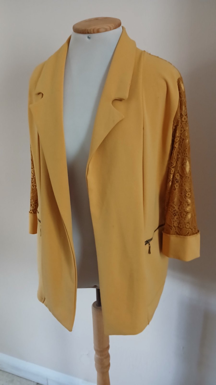 Vest jaune moutard, manche dentelle, la taille 40,42 