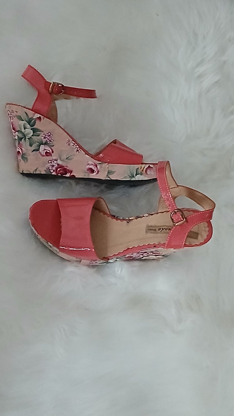 Sandale bateaux, chic,vernis  rosé avec florales, pointure 39,prix 25 dt