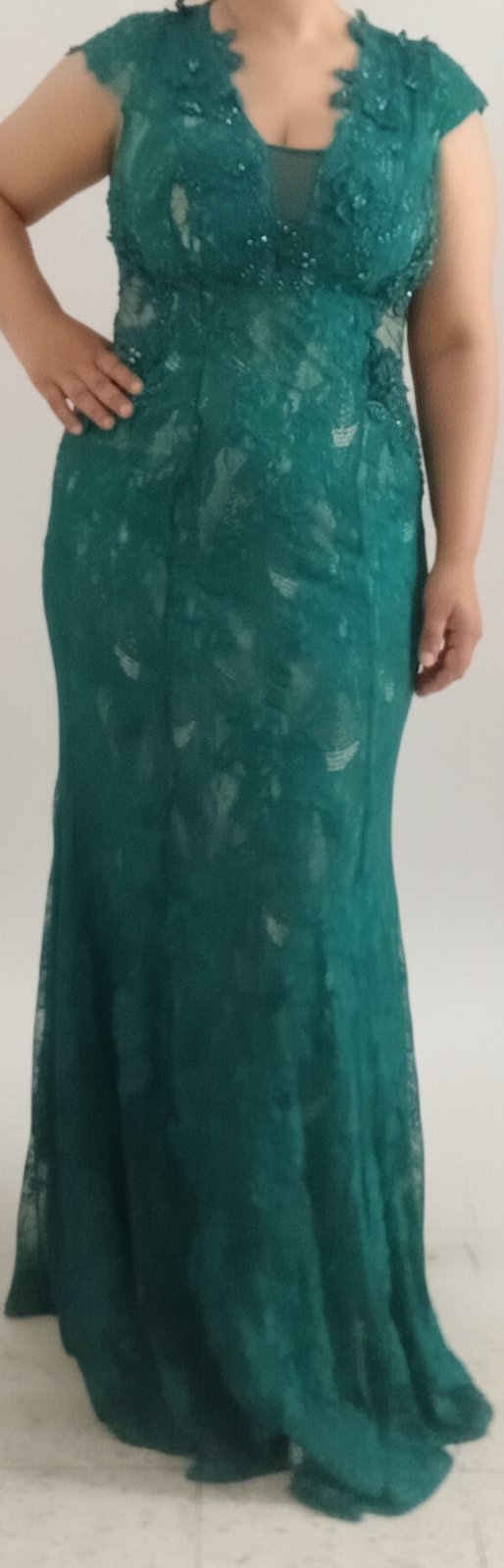 Robe soirée vert routana,tissu dentelle avec doublure, tres chic ,élégante, la taille 38,40 