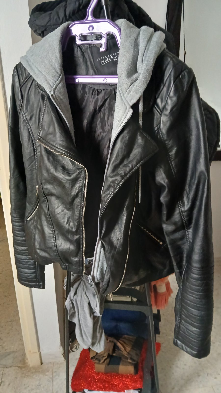 Veste noire cuir avec capuche gris،taille m
