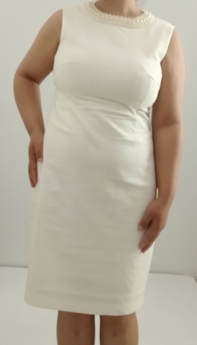 Robe blanche, chic et simple,avec de perles blanc tendance ,la taille 38,40 