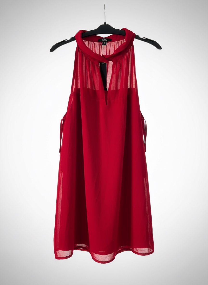 Chemise fluide rouge à col américain (ou encolure halter) agrémenté d'une ouverture en forme de goutte d'eau (keyhole) sur le devant marque Chic by Jacob