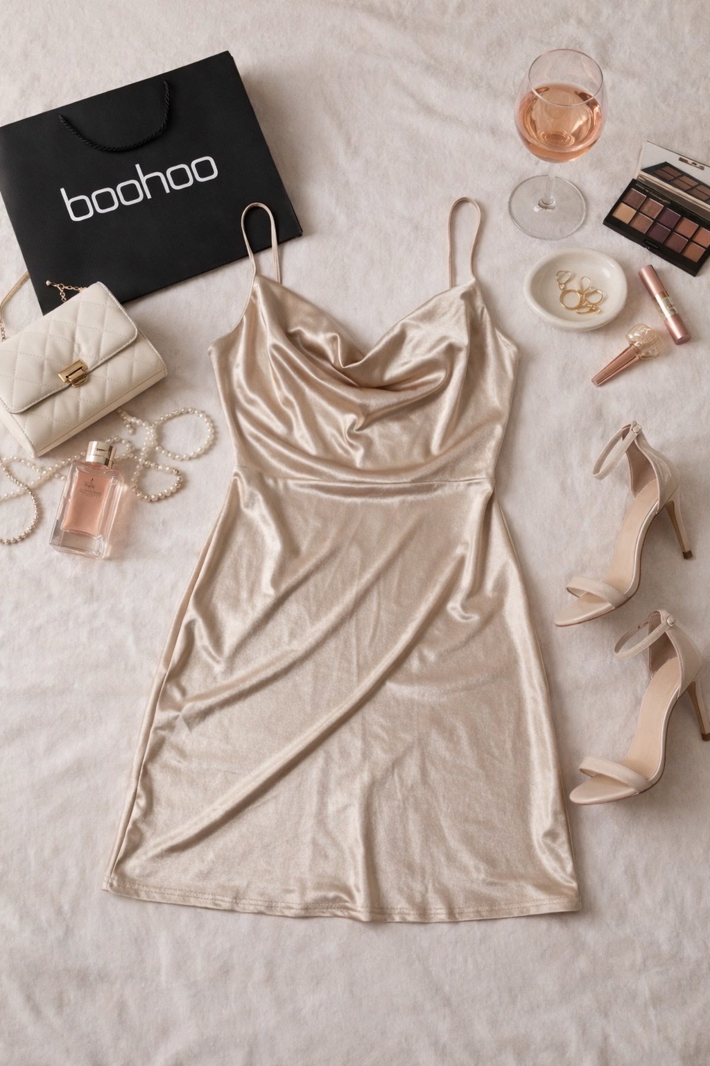 Robe satinée champagne Boohoo – Taille 38