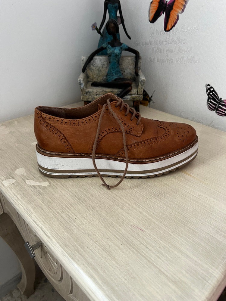 Chaussure en cuir camel pointure 38