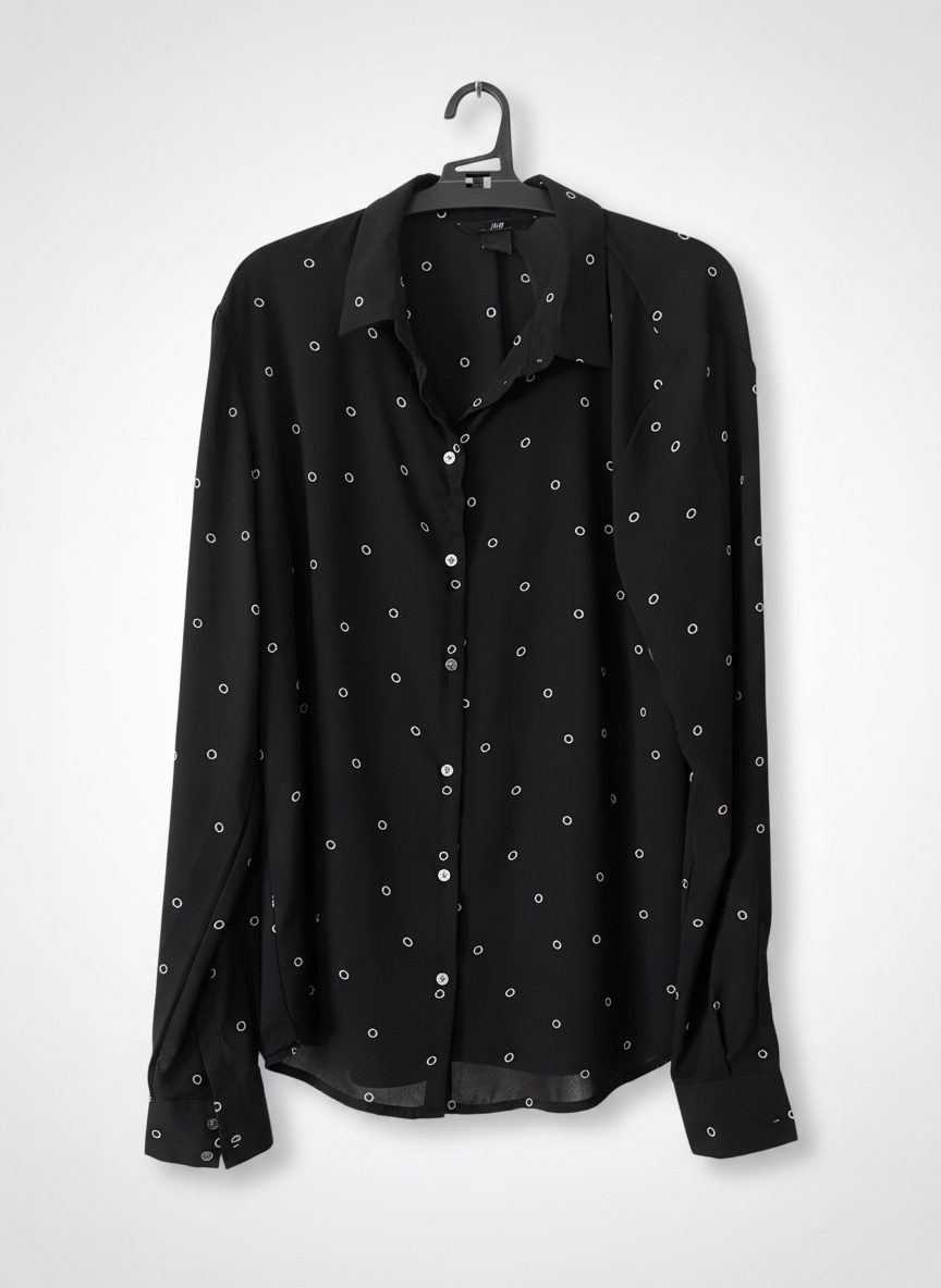 Chemise fluide à boutons H&M de couleur noire, caractérisé par un motif a petits cercles blancs géométriques.