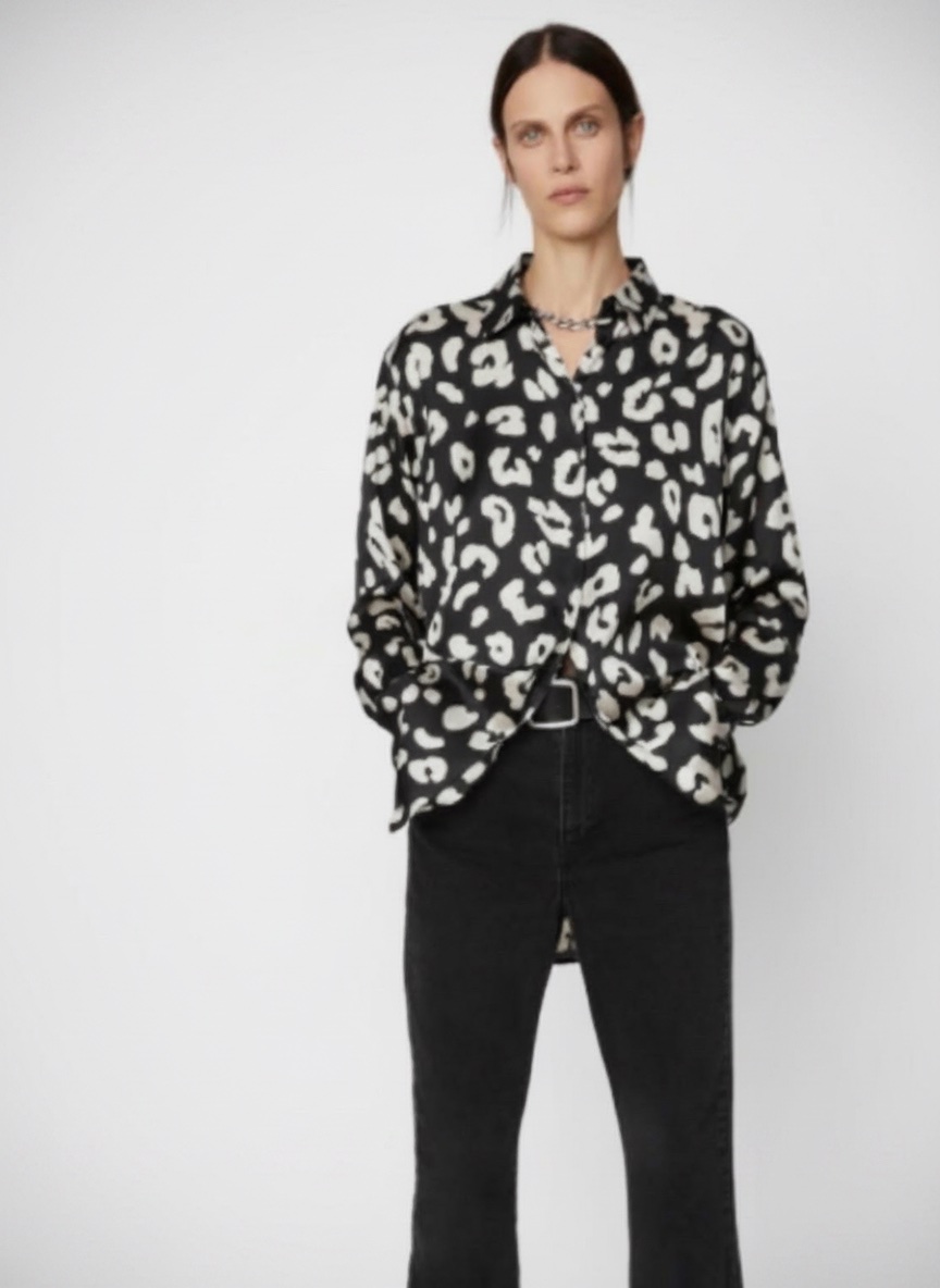 Chemise fluide imprimée léopard à effet satiné de chez Zara