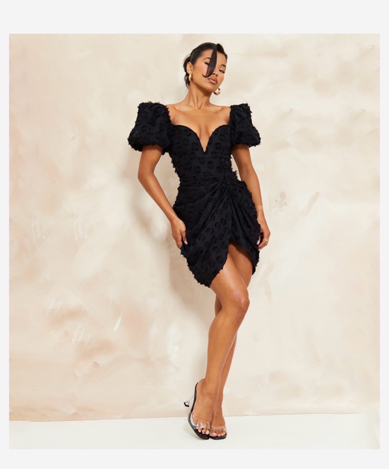 Robe Moulante Drapée À Décolleté Plongeant Avec Armatures Et Texture de la marque PrettyLittleThing