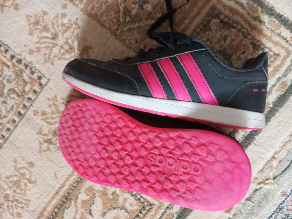 Basket adidas couleur noir fouchia