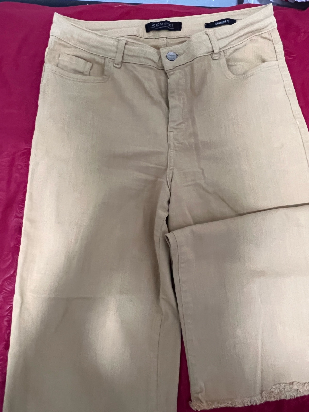 Un pontalon large de tesue un peu elastiquee il donne une forme tres jolie pour le corps 