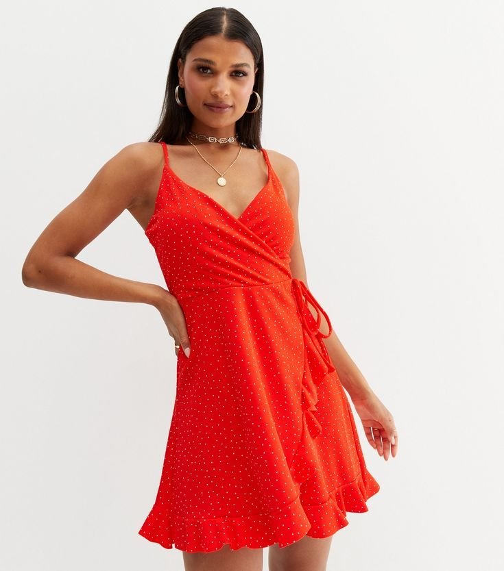 Robe courte d'été rouge à petits pois blancs