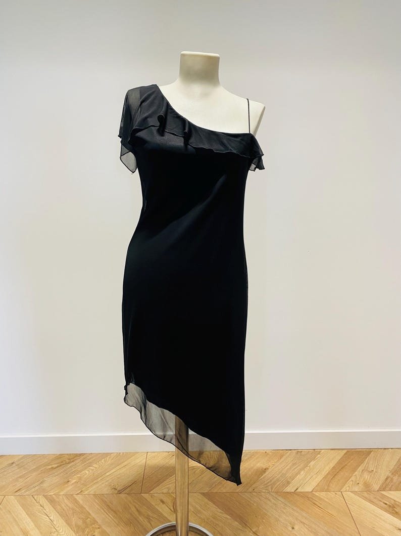 Robe noire asymétrique