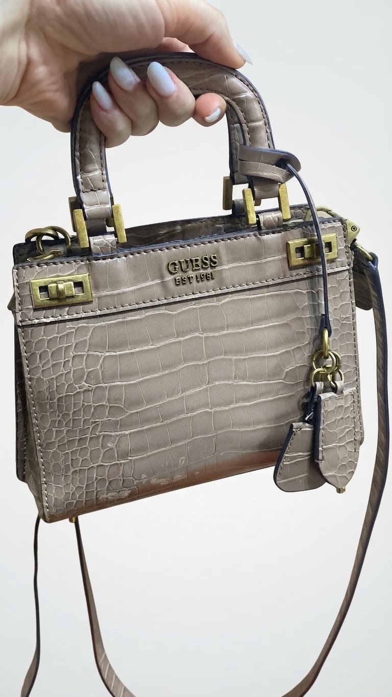 Je vide ce sac guess portè en bonne ètat 