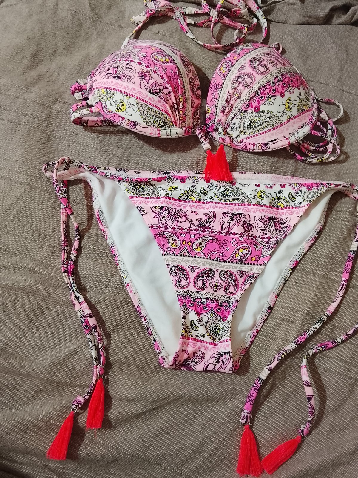 Bikini Jennyfer modèle push up et pompons taille 38