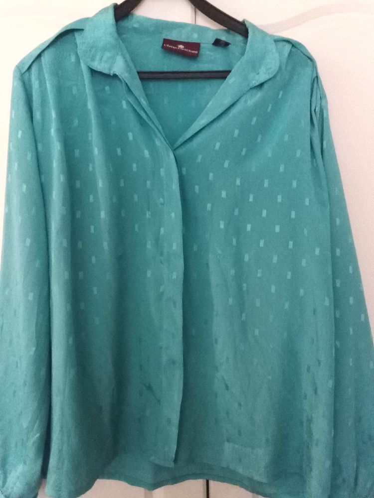 Très belle chemise effet satiné 