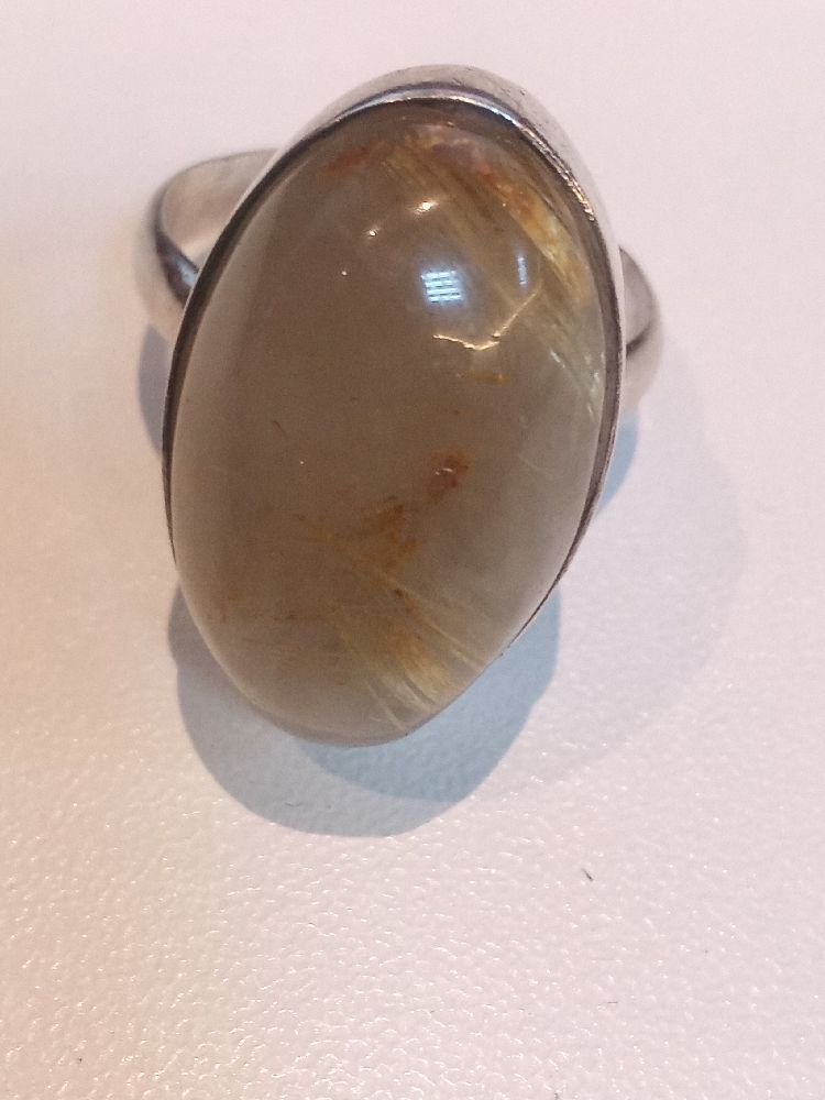 Bague en argent sertie d'une pierre quartz rutile ovale 