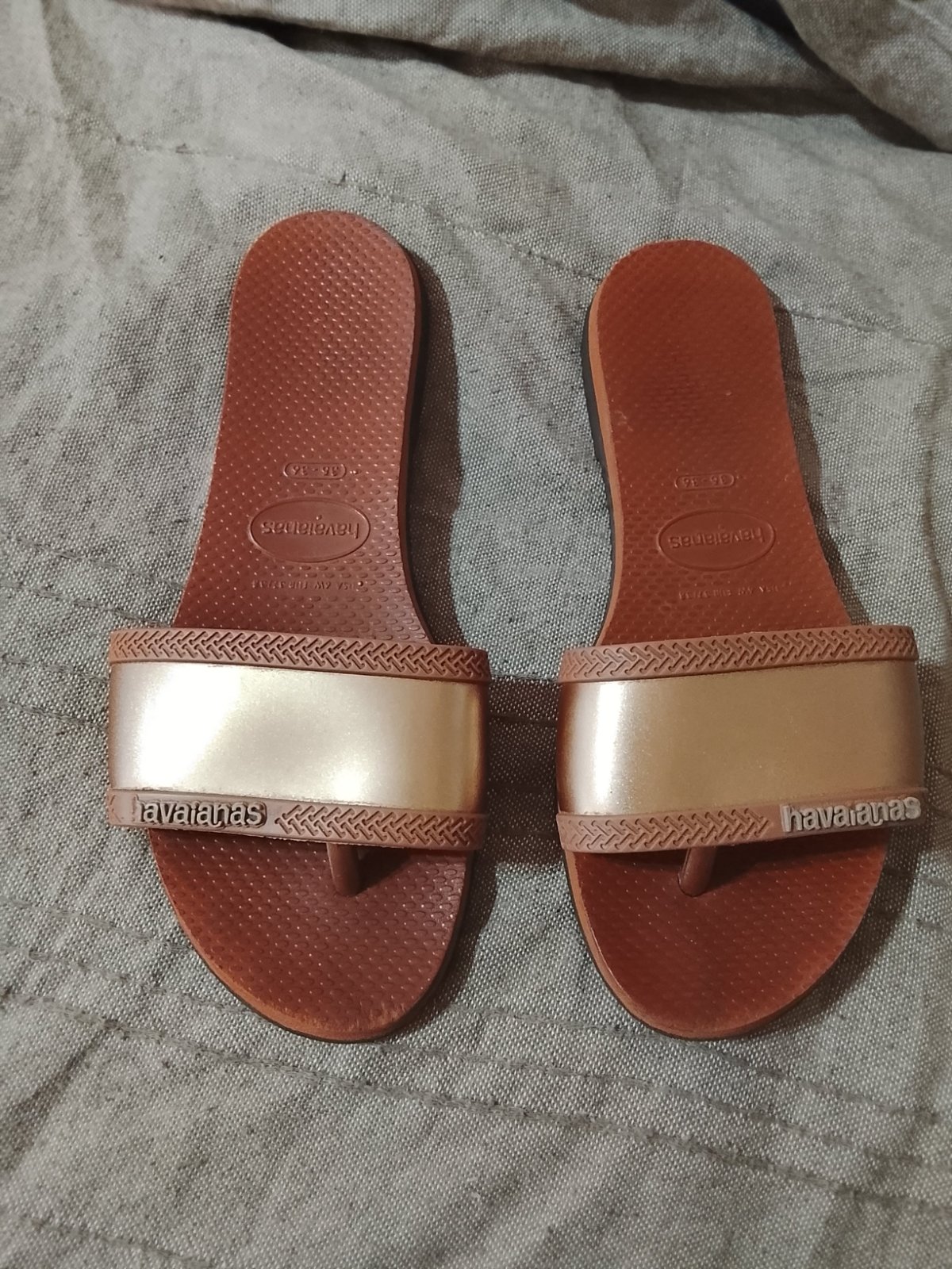 Très belles claquettes havaianas marron doré 35/36
