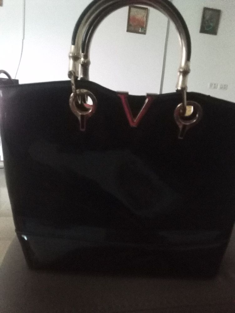 Sac en vernis noir modèle versace 