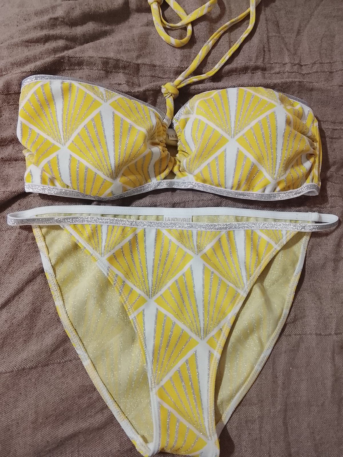 Bikini jaune marque la nouvelle 