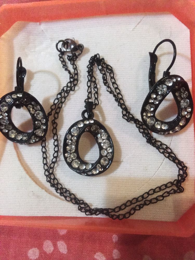 Jolie parure importée noire avec des pierres 