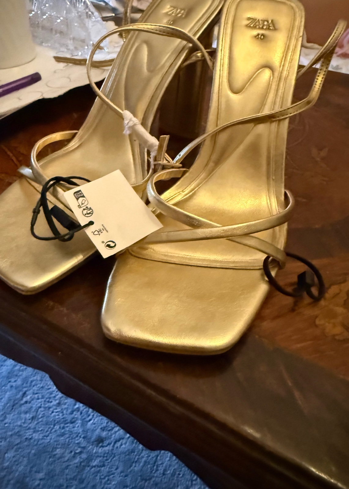 Des sandalles dorre zara neuf avec etiquette