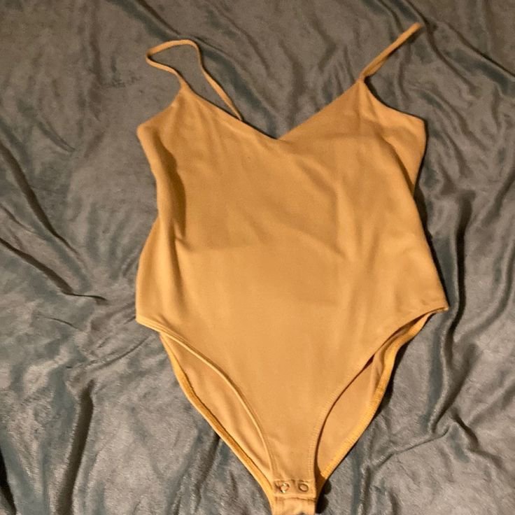  Fitted bodysuit 💛