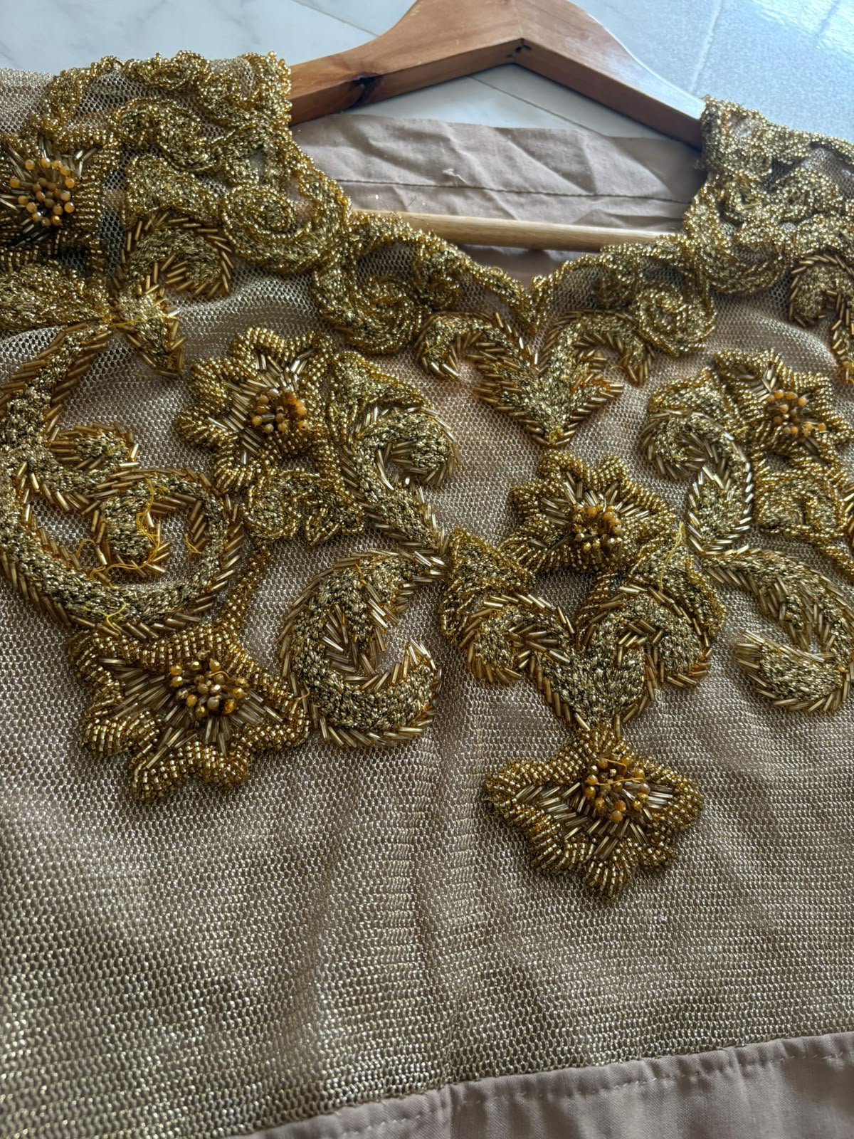 Chemise traditionnel bordée à la main