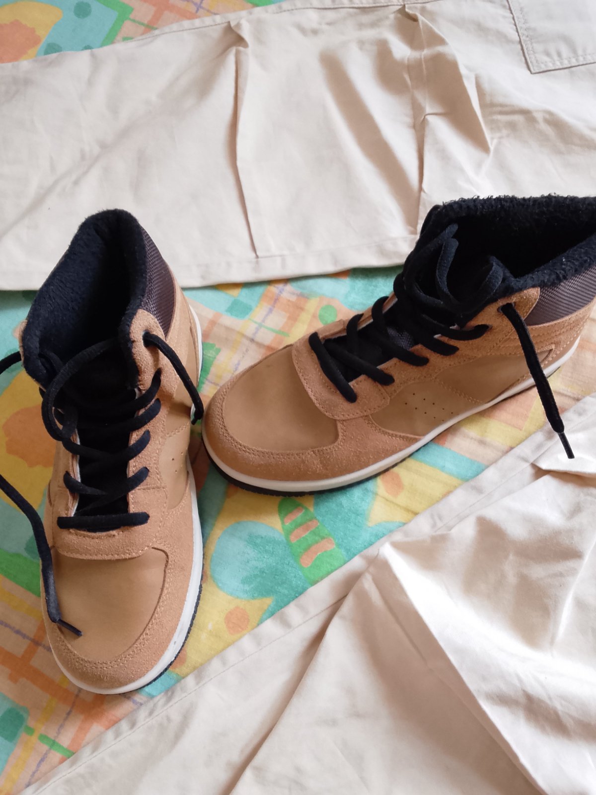 Pantalon jamais porté garçon+ chaussures garçon 