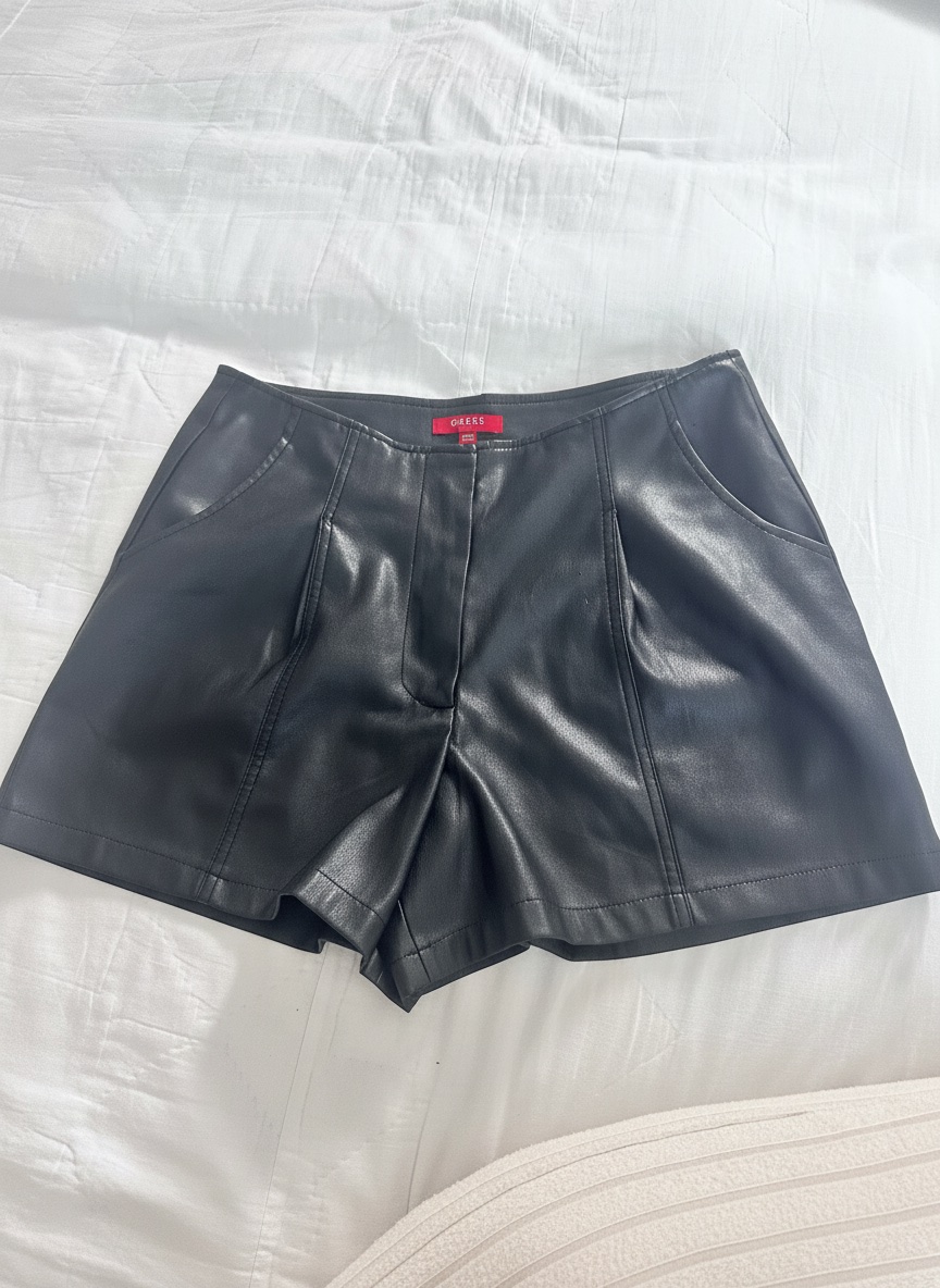 Short en cuir de la marque GUESS