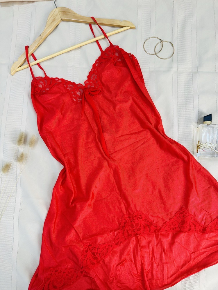 NUISETTE ROUGE EN DENTELLE