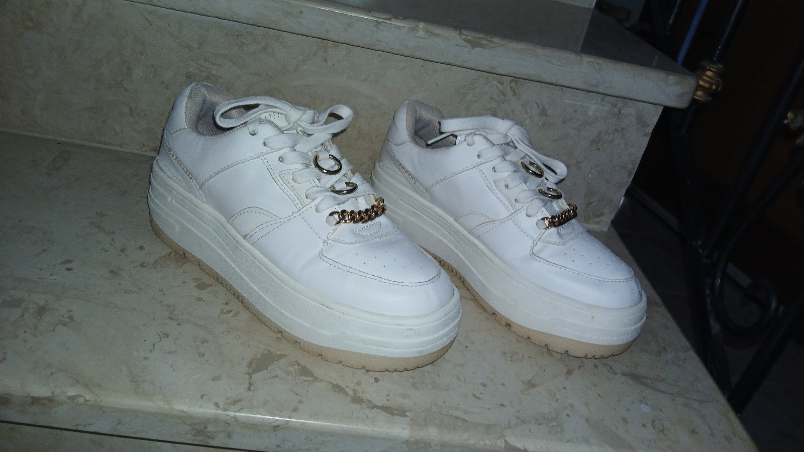 Baskets blanches Bershka avec détails dorés