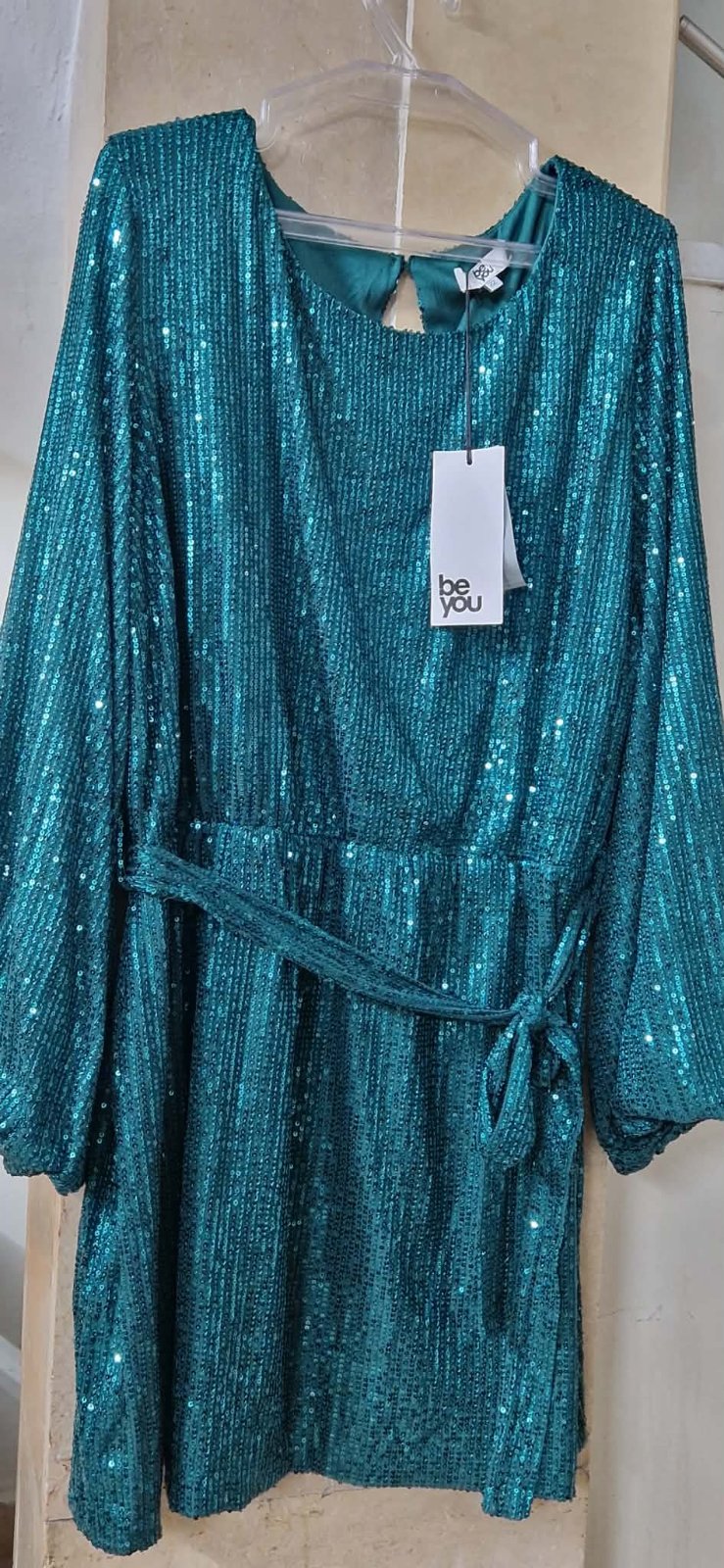Robe Soiré neuf avec tiket importation tlabes les tailles 46 48 50 