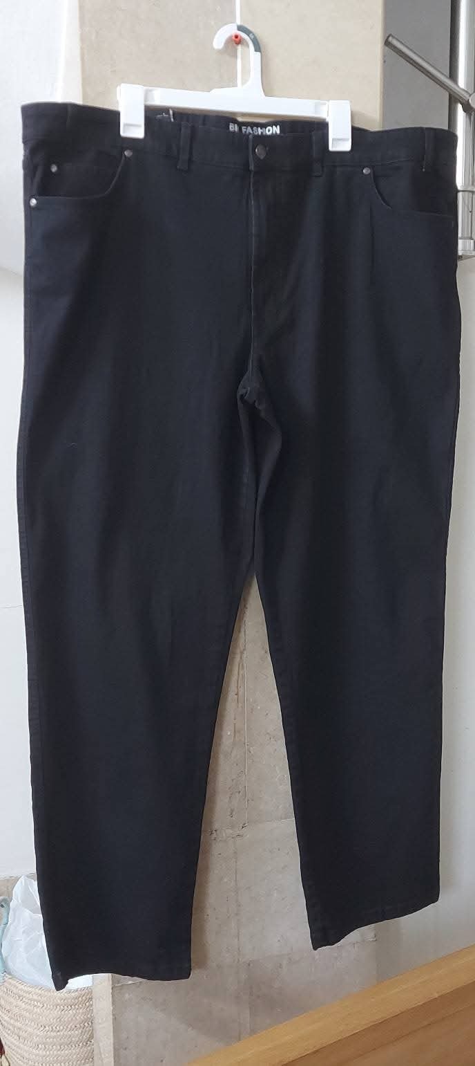  Un pontalon Jeans neuf Avec tiket importation de l'Italie
