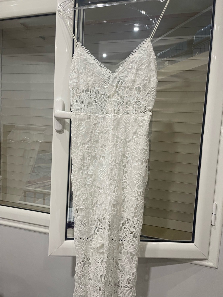 Robe blanche super elegante avec fente