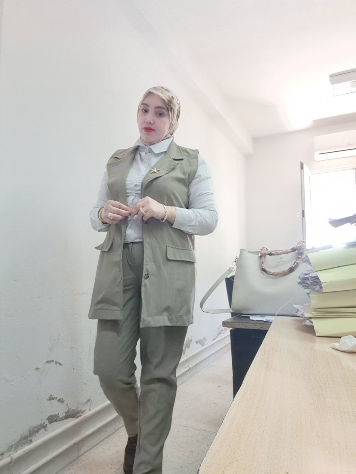 انسومبل جديد ملبوس مره كهو 3 قطايع .الشميز طويله غيرش إنا حاططتعغ لداخل 