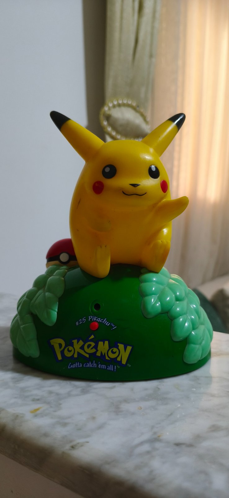 Figurine Pikachu greeter parlant 