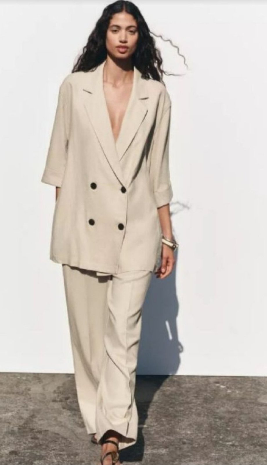 Costume femme oversize beige satiné 
