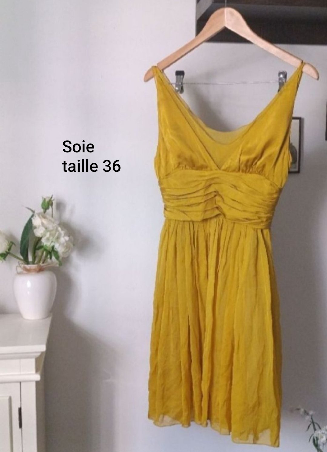 ​🌟 Magnifique Robe en Soie Jaune Moutarde - Space Style Concept