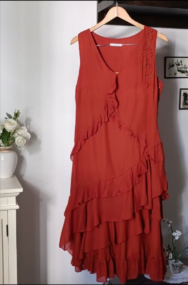 Robe à volants rouge brique 
