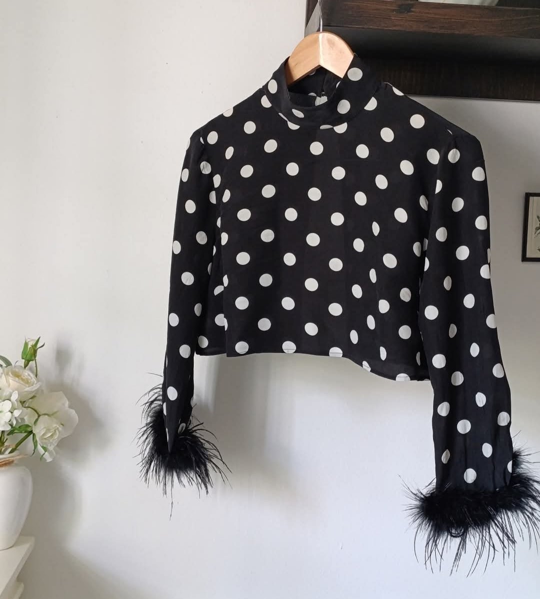 ​🖤 Top Court à Pois & Poignets en Plumes 🖤