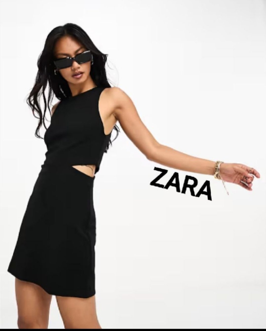 Robe noir avec 2 triangles ajourés sur les côtés 