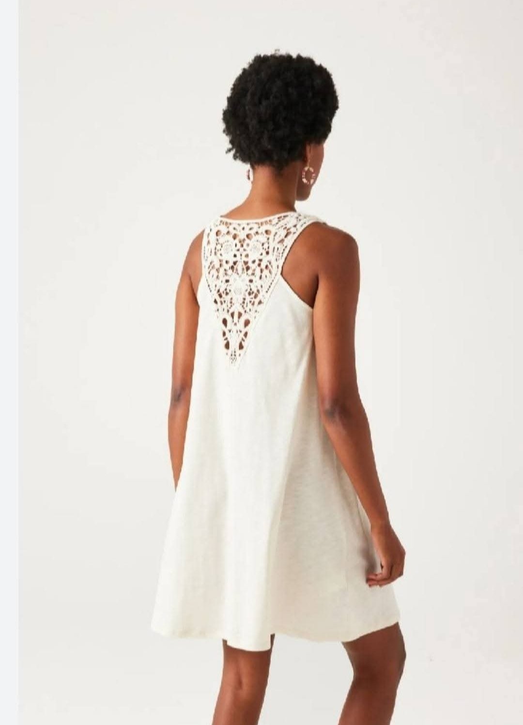 ​🌸 Magnifique Robe d'Été Fluide avec Dos en Dentelle / Crochet – Blanche