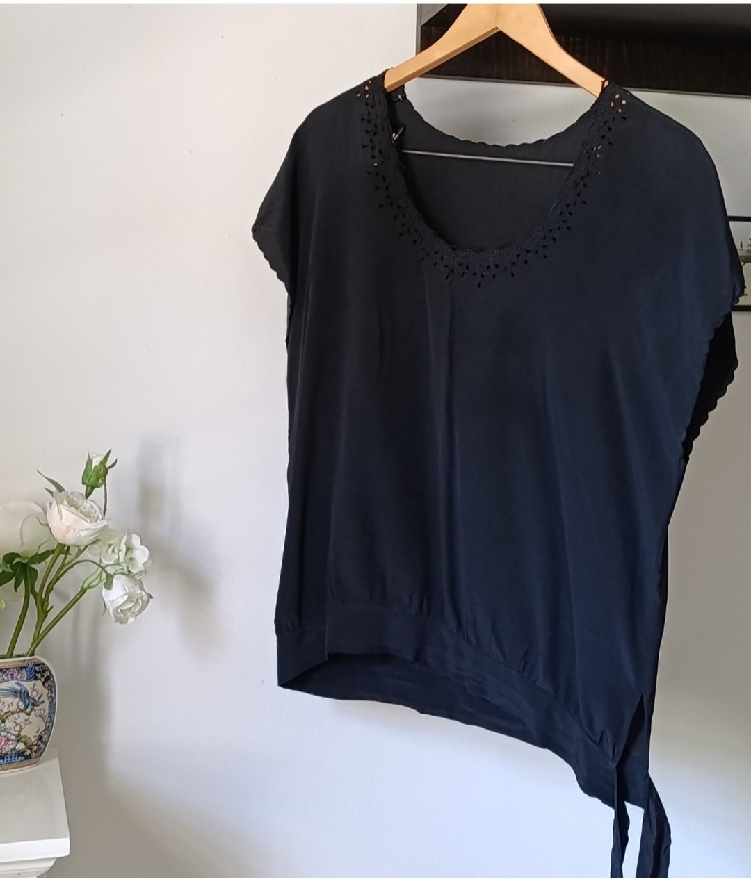 ​🖤 Haut Fluide Noir Décolleté Brodé & Lien à Nouer – Taille 42..]