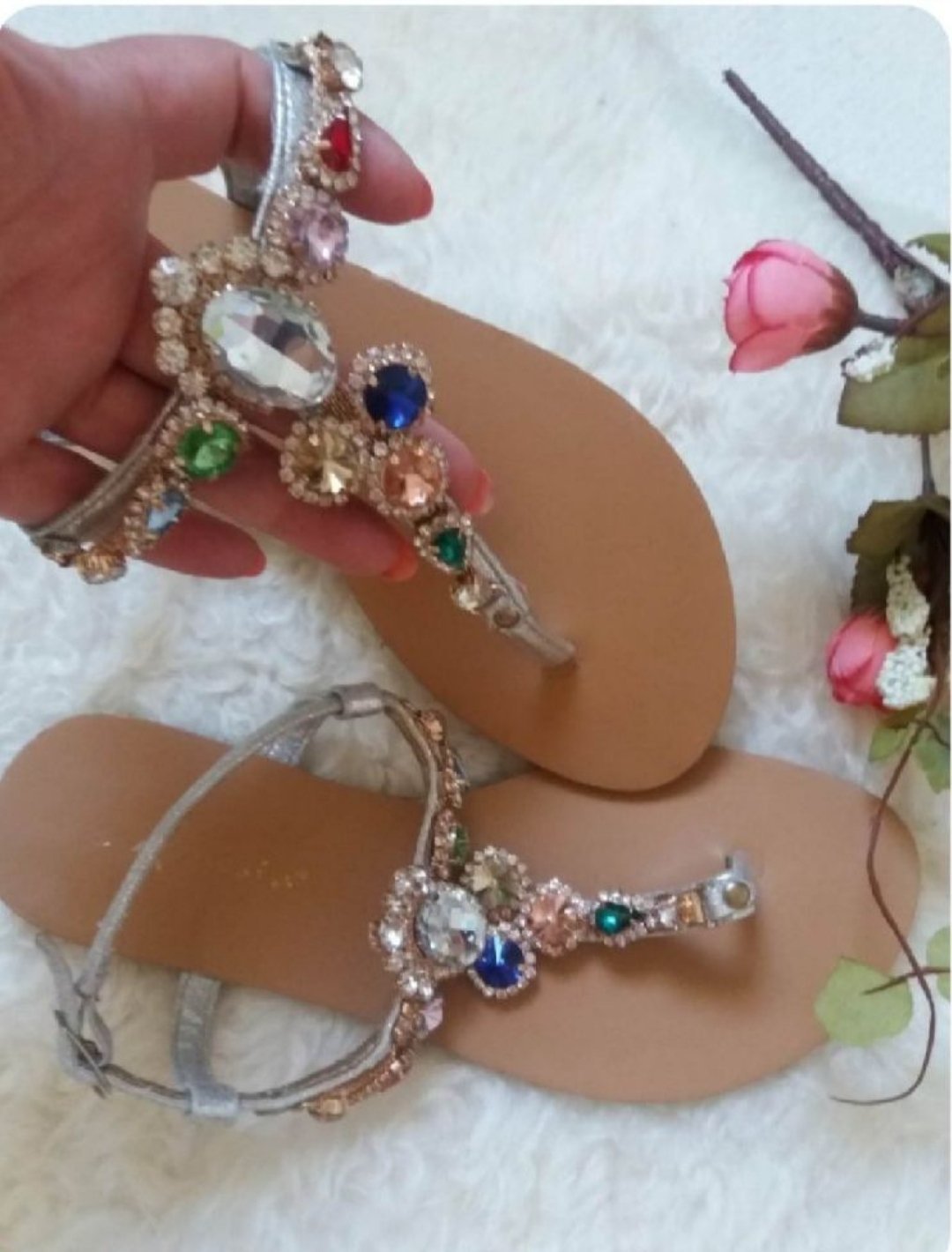 ​🌟 Sandales Plates Style Bijoux – Strass Multicolores & Éclat